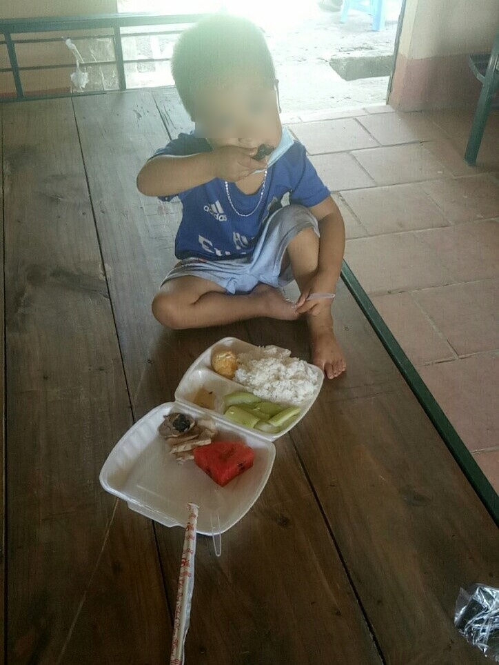 Bức ảnh cháu bé vùng dịch Bức ảnh cháu bé vùng dịch