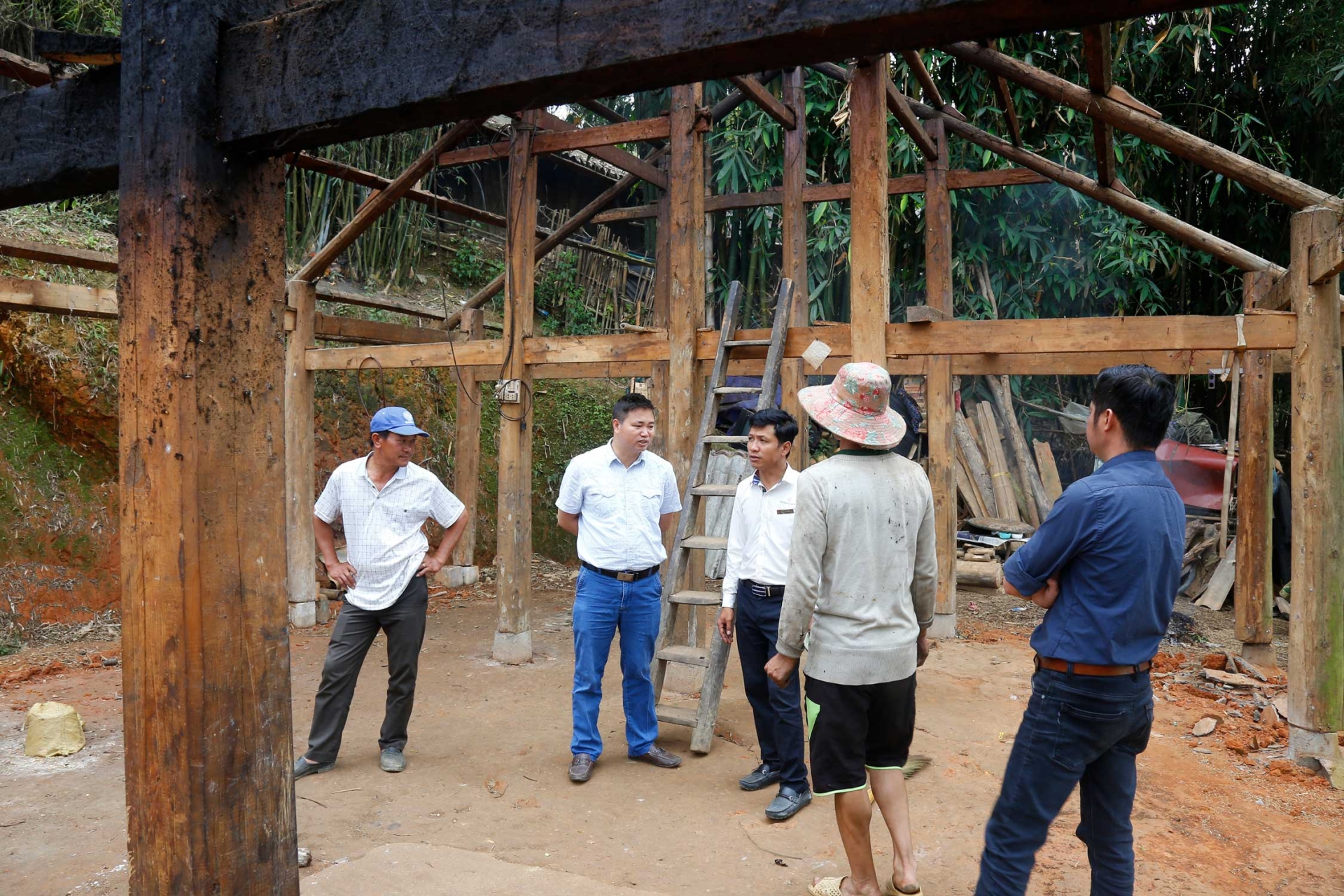 Cú chuyển mình ngoạn mục của “nóc nhà Đông Dương” và những mảnh đời được đổi thay Cú chuyển mình ngoạn mục của “nóc nhà Đông Dương” và những mảnh đời được đổi thay