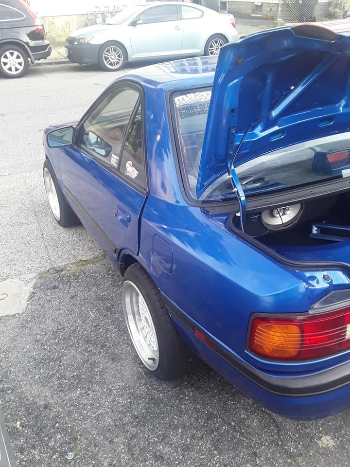 Chiếc Mazda Protege 'không lưng' dị thường nhất thế giới chiec mazda protege khong lung di thuong nhat the gioi