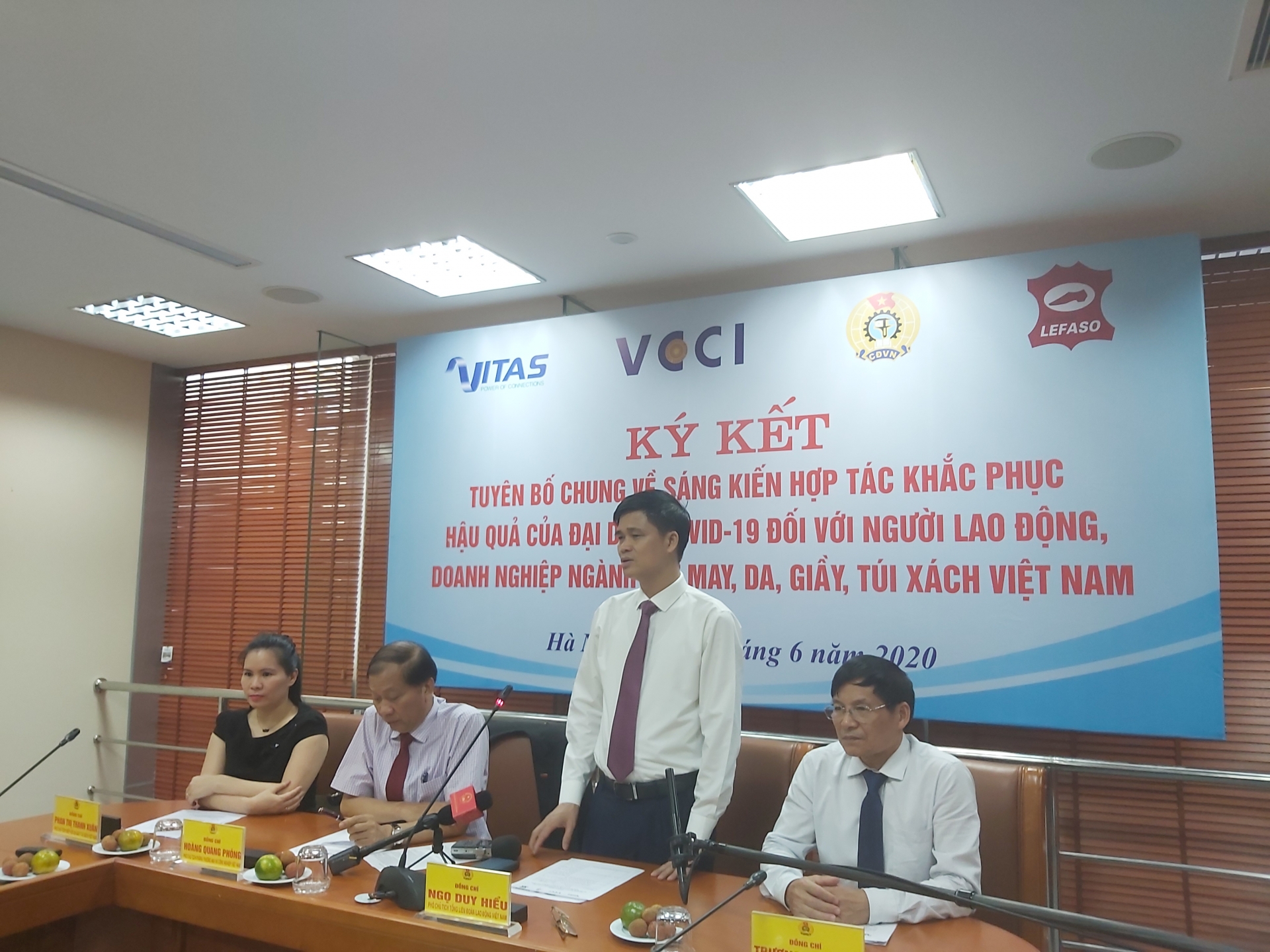 Ký kết hợp tác hỗ trợ cho người lao động, và doanh nghiệp dệt may, da, giầy ky ket hop tac ho tro cho nguoi lao dong va doanh nghiep det may da giay