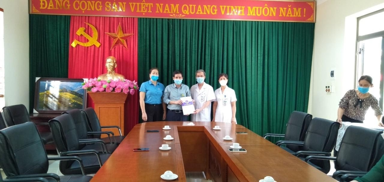 Ủng hộ cán bộ y tế chống dịch Covid-19 tại Sơn La Ủng hộ cán bộ y tế chống dịch Covid-19 tại Sơn La