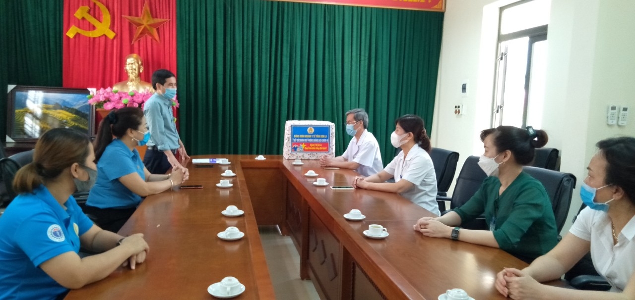 Ủng hộ cán bộ y tế chống dịch Covid-19 tại Sơn La Ủng hộ cán bộ y tế chống dịch Covid-19 tại Sơn La