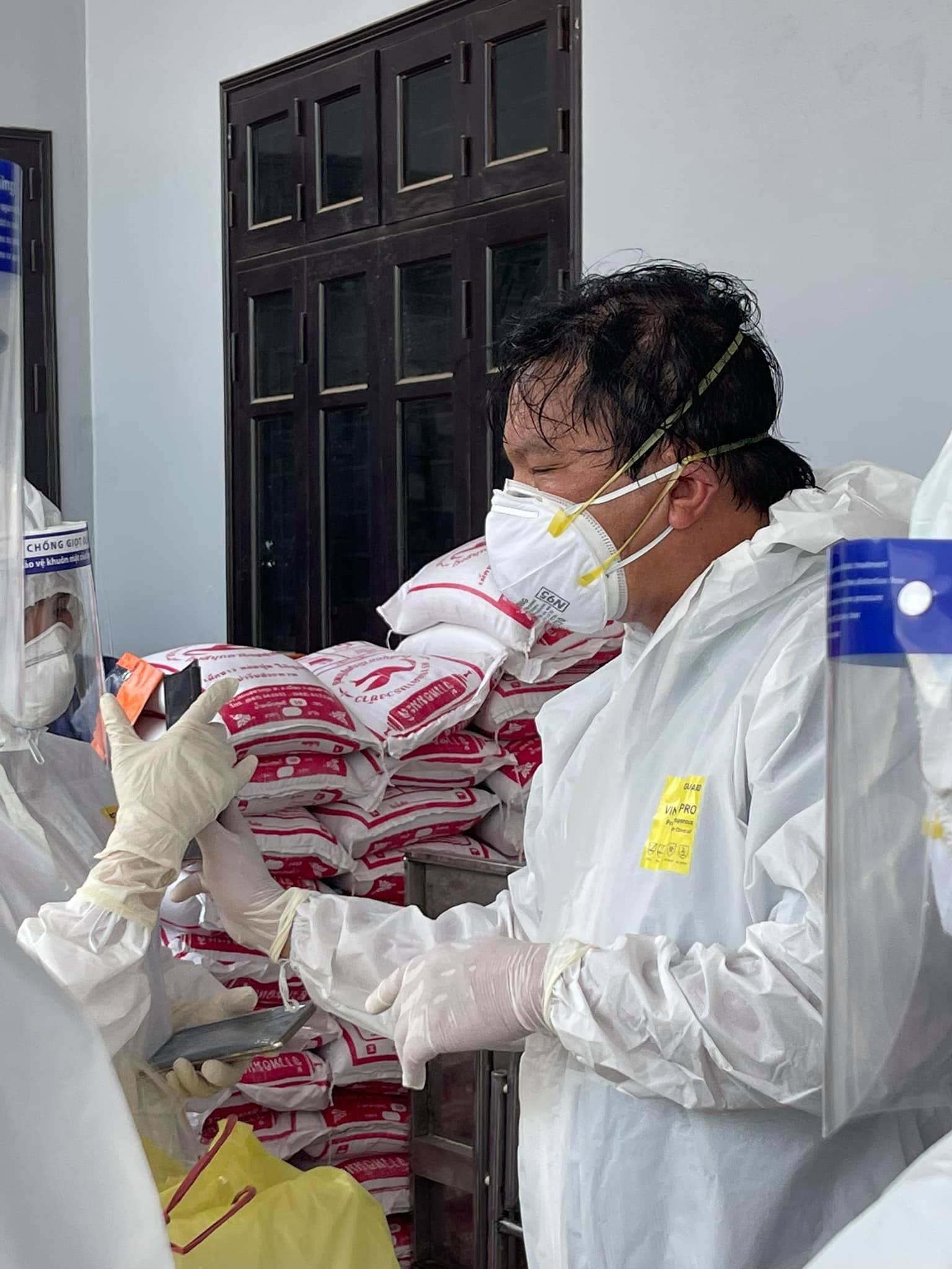 Nắng nóng chạm ngưỡng 40 độ C: Thiết kế lại bộ trang phục bảo hộ cho nhân viên y tế Nắng nóng chạm ngưỡng 40 độ C: Thiết kế lại bộ trang phục bảo hộ cho nhân viên y tế