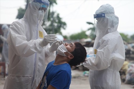 Nắng nóng chạm ngưỡng 40 độ C: Thiết kế lại bộ trang phục bảo hộ cho nhân viên y tế Nắng nóng chạm ngưỡng 40 độ C: Thiết kế lại bộ trang phục bảo hộ cho nhân viên y tế