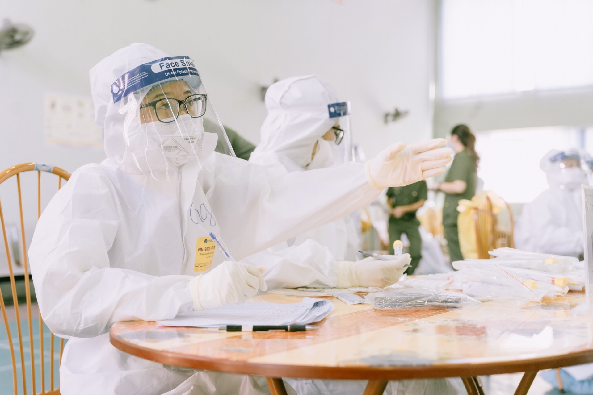 Đeo túi đá trên người, giải pháp giảm nhiệt có “1-0-2” của nhân viên y tế ở Bắc Giang