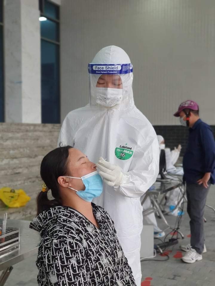 Đeo túi đá trên người, giải pháp giảm nhiệt có “1-0-2” của nhân viên y tế ở Bắc Giang