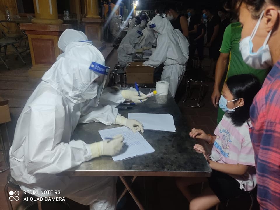 Đeo túi đá trên người, giải pháp giảm nhiệt có “1-0-2” của nhân viên y tế ở Bắc Giang