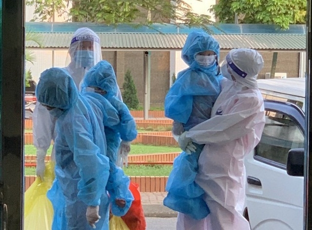 Chuyển 2.800 công nhân ra khỏi ổ dịch ở Bắc Giang Chuyển 2.800 công nhân ra khỏi ổ dịch ở Bắc Giang