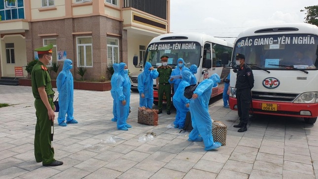 Bắc Giang: Gần 1.100 công nhân hoàn thành thời gian cách ly trở về Lạng Sơn Bắc Giang: Gần 1.100 công nhân hoàn thành thời gian cách ly trở về Lạng Sơn