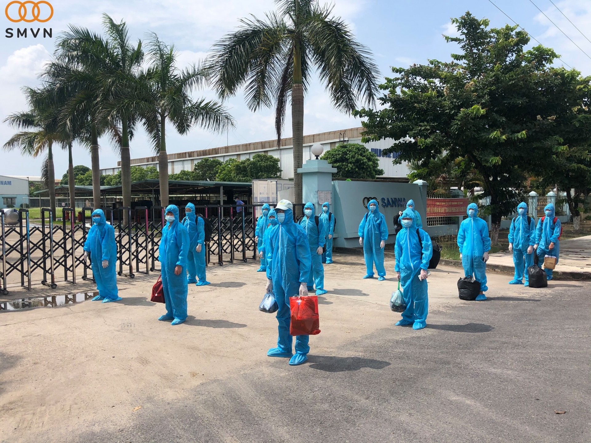 Những bữa ăn ca đặc biệt của công nhân trong nhà máy “3 tại chỗ”