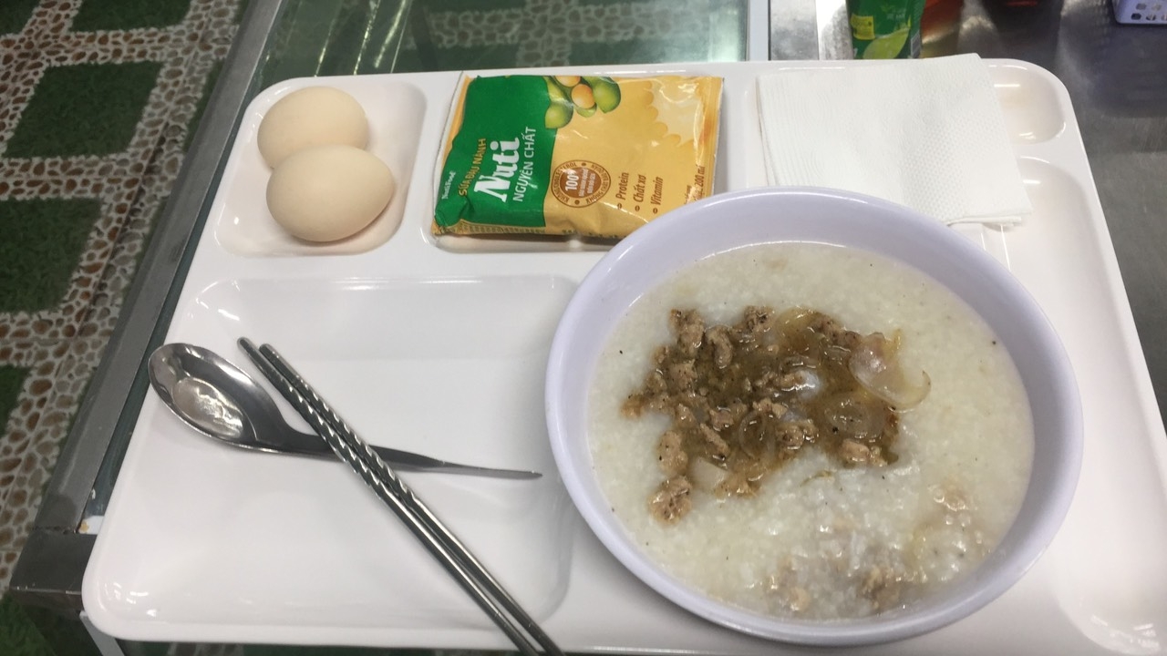 Những bữa ăn ca đặc biệt của công nhân trong nhà máy “3 tại chỗ”