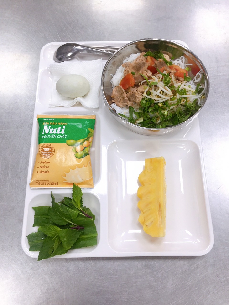 Những bữa ăn ca đặc biệt của công nhân trong nhà máy “3 tại chỗ”