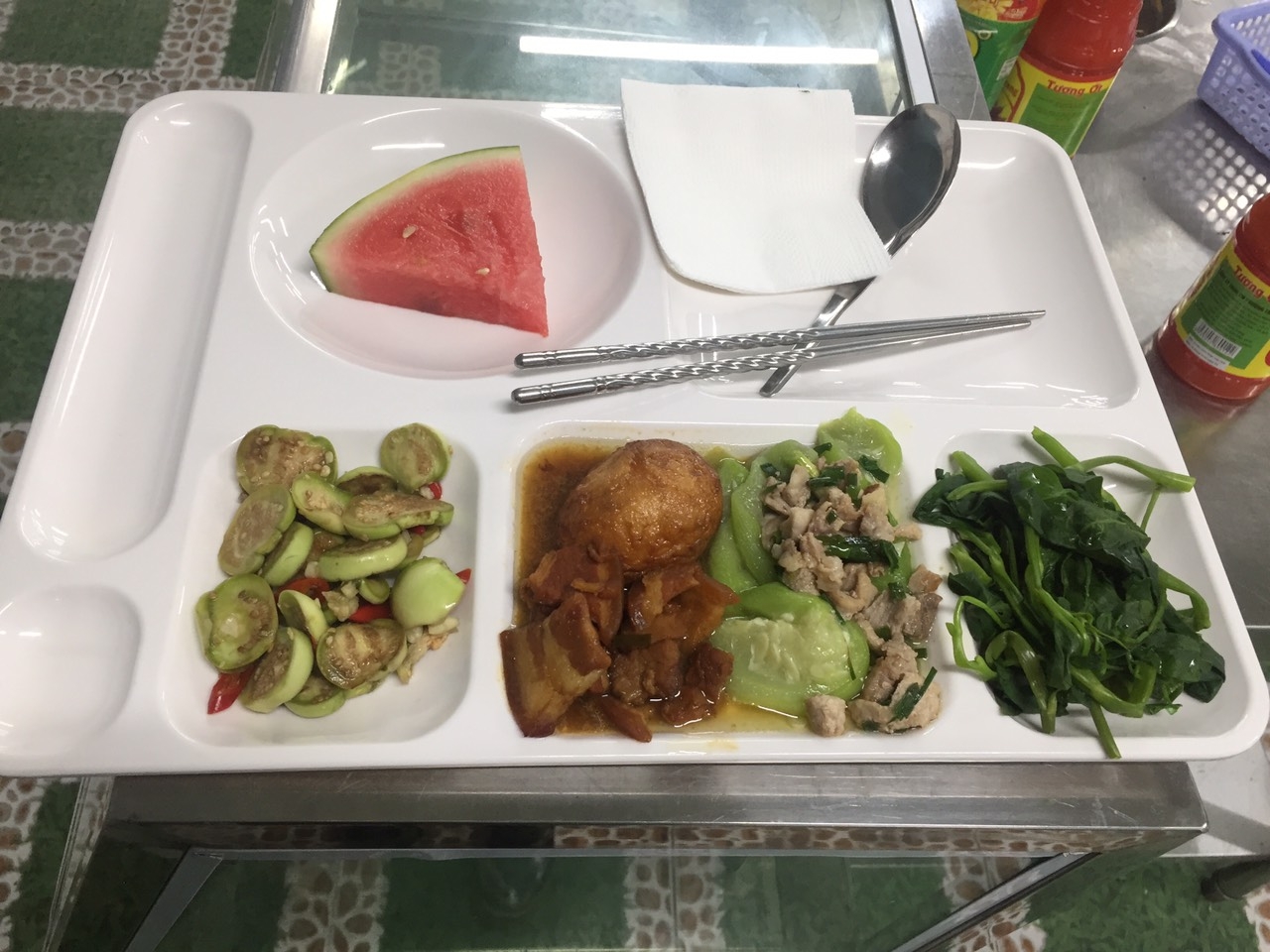 Những bữa ăn ca đặc biệt của công nhân trong nhà máy “3 tại chỗ”