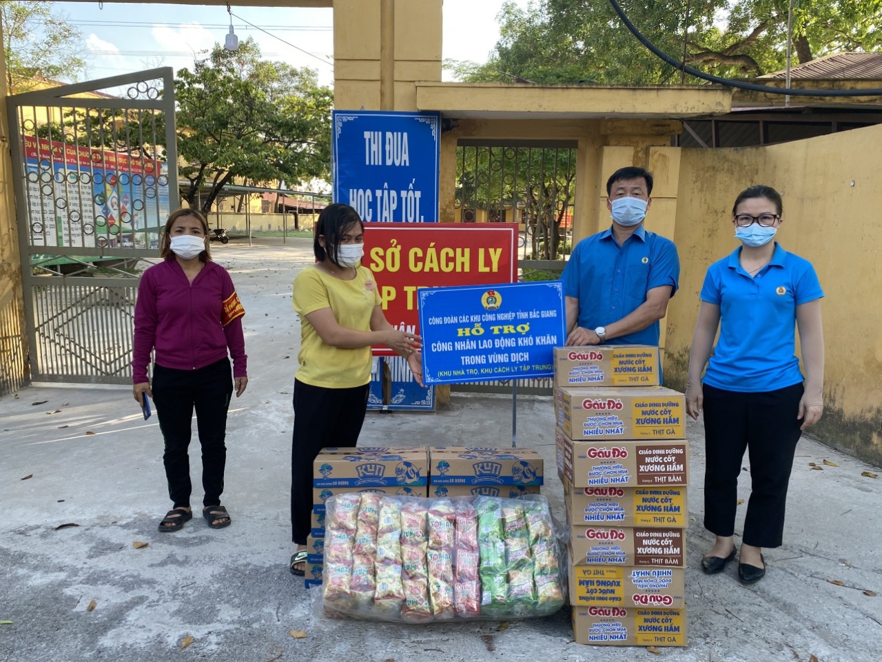 Điệu nhảy cổ vũ ở tâm dịch Bắc Giang của những người vận hành “Siêu thị 0 đồng” Điệu nhảy cổ vũ ở tâm dịch Bắc Giang của những người vận hành “Siêu thị 0 đồng”