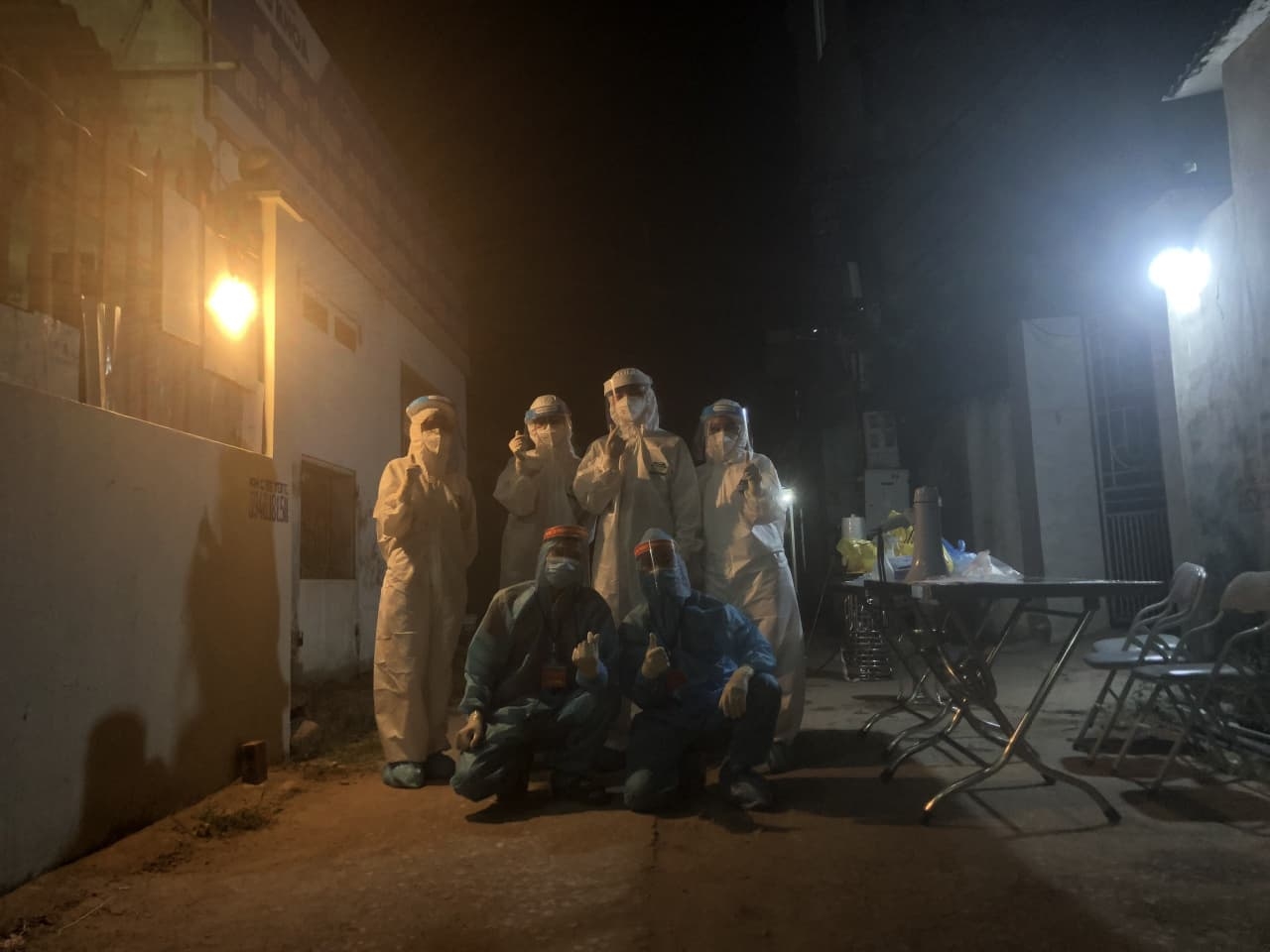 Tình nguyện vào tâm dịch, chàng trai khóc thầm vì không thể chịu tang Tình nguyện vào tâm dịch, chàng trai khóc thầm vì không thể chịu tang