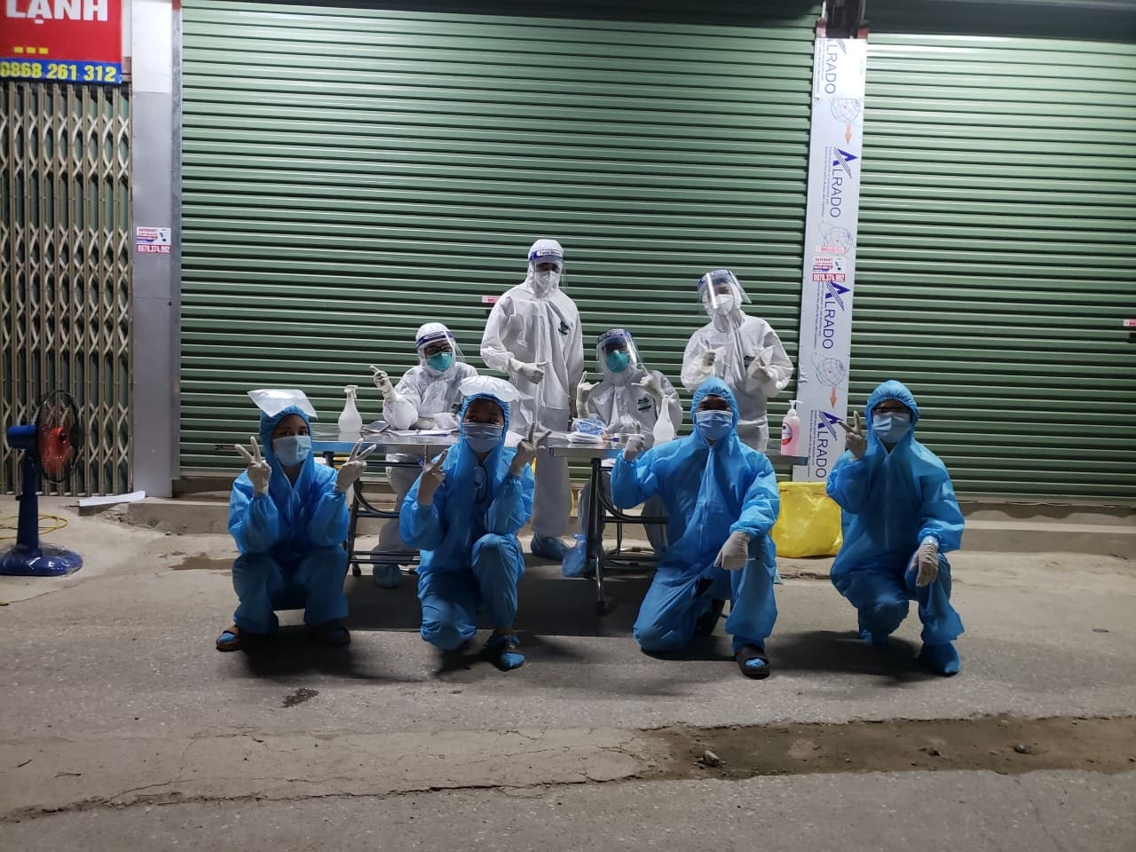 Tình nguyện vào tâm dịch, chàng trai khóc thầm vì không thể chịu tang Tình nguyện vào tâm dịch, chàng trai khóc thầm vì không thể chịu tang