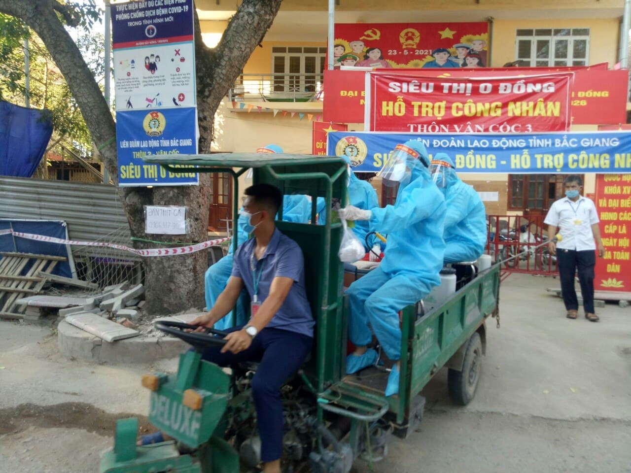 Tình nguyện vào tâm dịch, chàng trai khóc thầm vì không thể chịu tang Tình nguyện vào tâm dịch, chàng trai khóc thầm vì không thể chịu tang