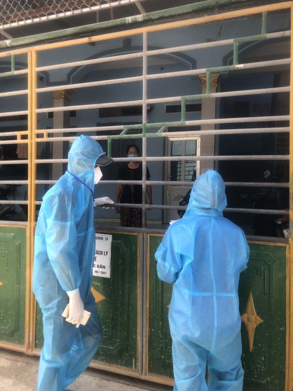 Tình nguyện vào tâm dịch, chàng trai khóc thầm vì không thể chịu tang Tình nguyện vào tâm dịch, chàng trai khóc thầm vì không thể chịu tang