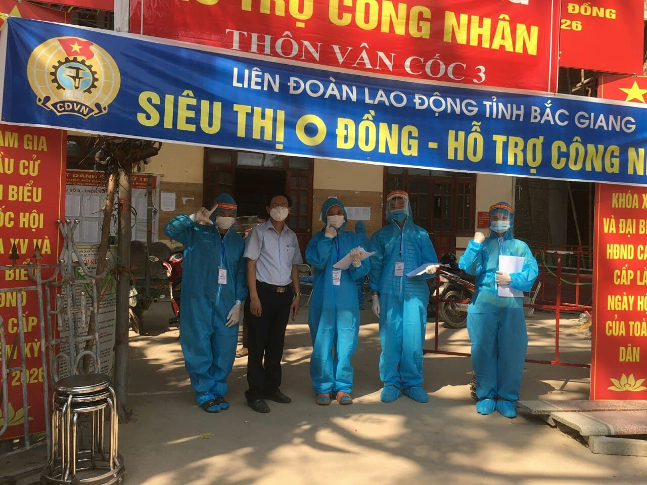 Tình nguyện vào tâm dịch, chàng trai khóc thầm vì không thể chịu tang Tình nguyện vào tâm dịch, chàng trai khóc thầm vì không thể chịu tang
