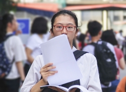 ha tinh 3 cong dan chui ham xe khach tron cach ly tap trung tai cua khau cau treo