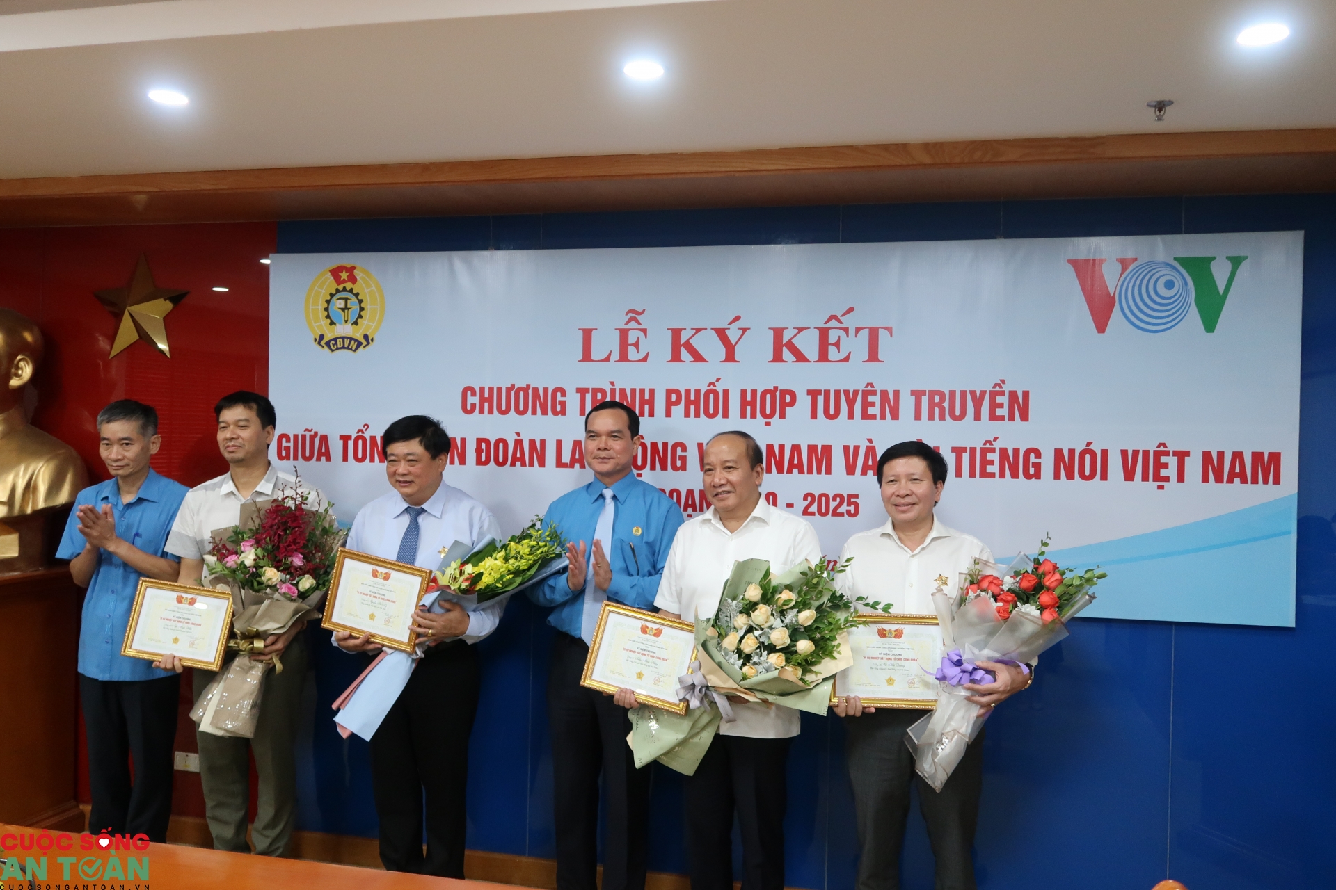 Tổng LĐLĐ Việt Nam ký kết chương trình phối hợp tuyên truyền với Đài Tiếng nói Việt Nam tong ldld viet nam ky ket chuong trinh phoi hop tuyen truyen voi dai tieng noi viet nam