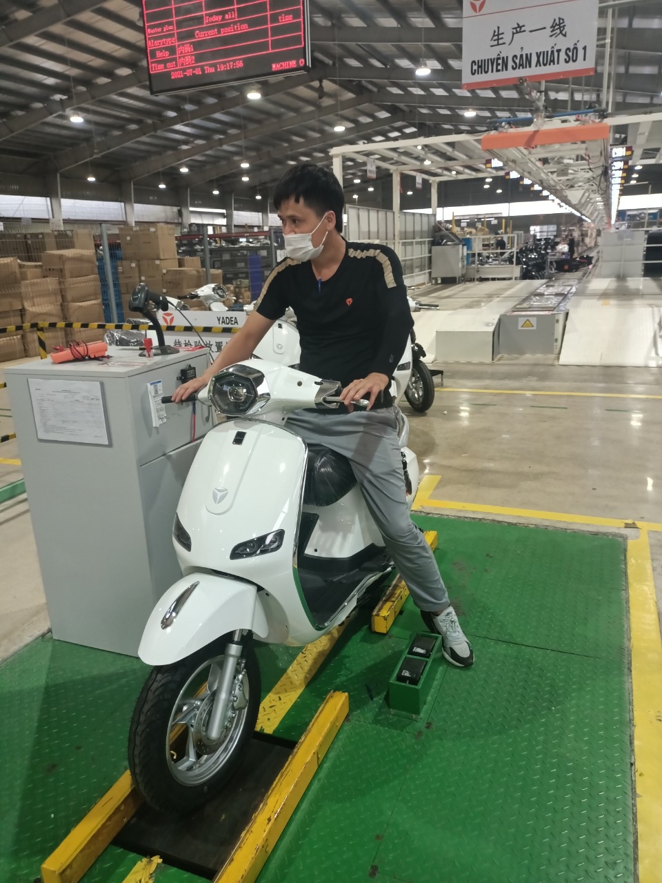 Công nhân Bắc Giang trở lại nhà máy làm việc: Tăng lương 2 triệu, xét nghiệm 1 lần/tuần Công nhân Bắc Giang trở lại nhà máy làm việc: Tăng lương 2 triệu, xét nghiệm 1 lần/tuần