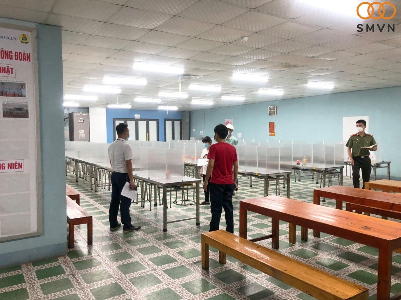 Duy trì “3 tại chỗ”, công nhân phấn khởi vì được công ty hỗ trợ 200.000 đồng/ngày Duy trì “3 tại chỗ”, công nhân phấn khởi vì được công ty hỗ trợ 200.000 đồng/ngày