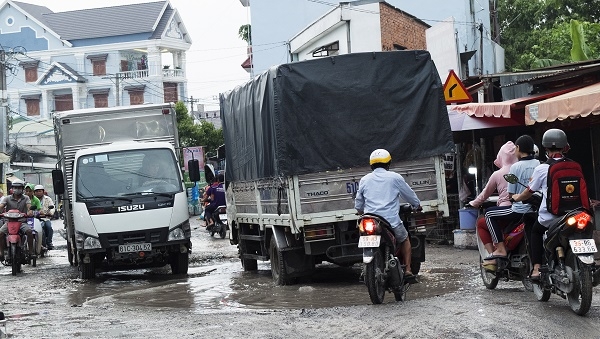 Ám ảnh con đường toàn 'ổ voi' ở TP. HCM, cứ mưa là ngập am anh con duong toan o voi o tp hcm cu mua la ngap