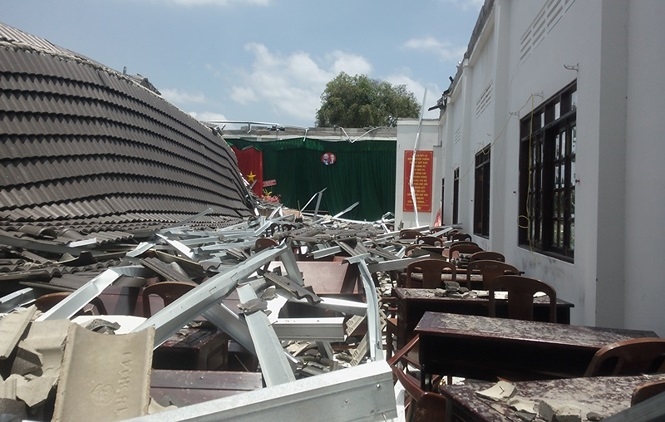 Truy tìm nguyên nhân khiến mái che hội trường ủy ban bất ngờ sập xuống