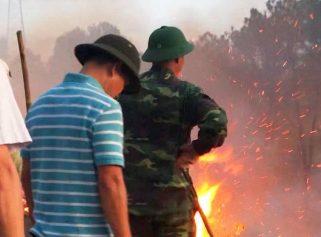 Ngày rằm tháng 7: Cháy dữ dội trên núi Ngũ Phong, hàng trăm người dập lửa ngay ram thang 7 chay du doi tren nui ngu phong hang tram nguoi dap lua