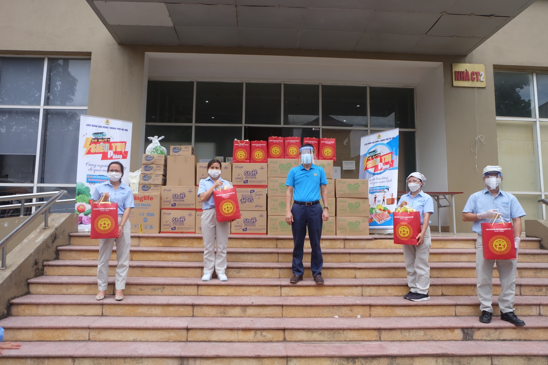 “Xe buýt siêu thị 0 đồng” trao yêu thương đến với đoàn viên Công đoàn Thủ đô “Xe buýt siêu thị 0 đồng” trao yêu thương đến với đoàn viên Công đoàn Thủ đô