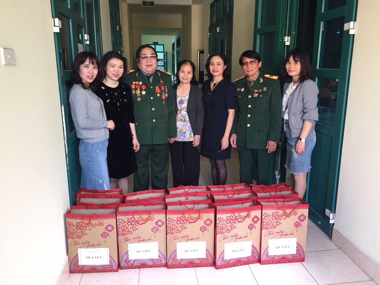 Cô giáo tận tâm với sự nghiệp giáo dục Cô giáo tận tâm với sự nghiệp giáo dục