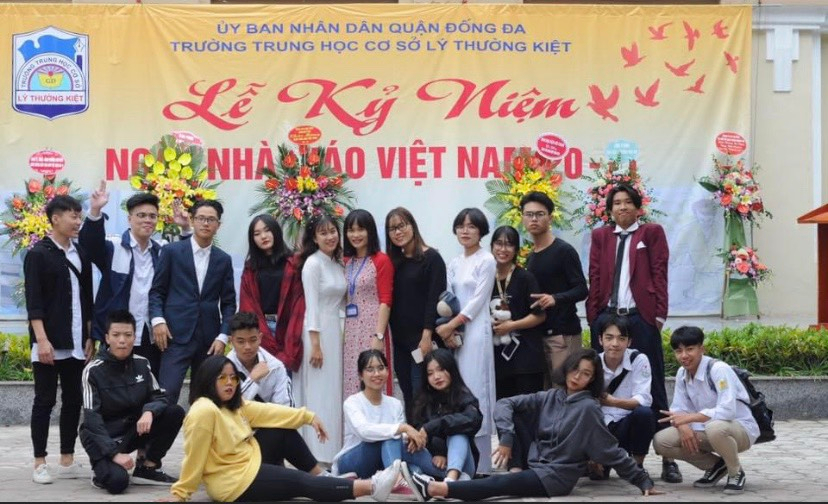 Cô giáo tận tâm với sự nghiệp giáo dục Cô giáo tận tâm với sự nghiệp giáo dục