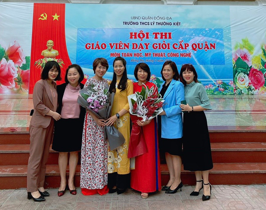 Cô giáo tận tâm với sự nghiệp giáo dục Cô giáo tận tâm với sự nghiệp giáo dục