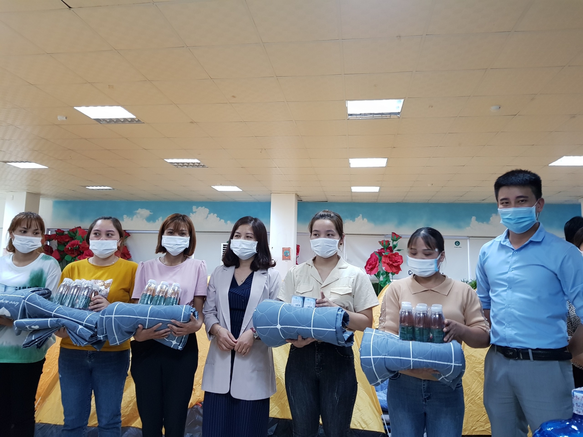 Dựng phòng tắm di động, tặng 100.000 đồng/ngày cho công nhân yên tâm làm việc Dựng phòng tắm di động, tặng 100.000 đồng/ngày cho công nhân yên tâm làm việc