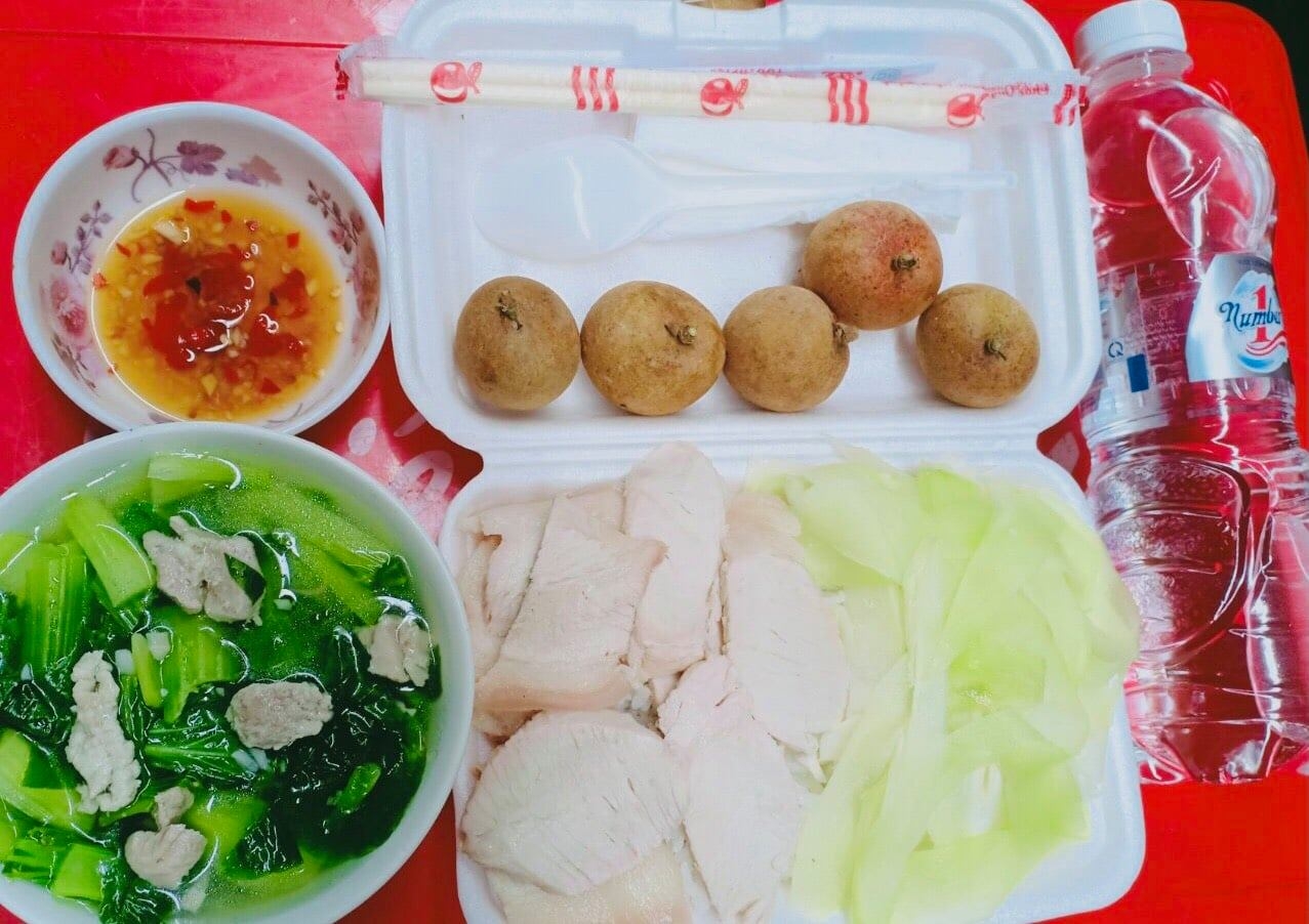 Hàng trăm suất cơm nghĩa tình của nhóm công nhân trao gửi bà con vùng dịch