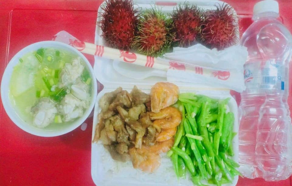 Hàng trăm suất cơm nghĩa tình của nhóm công nhân trao gửi bà con vùng dịch