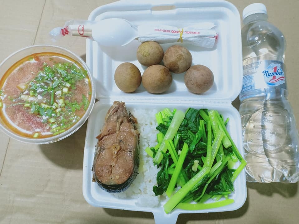 Hàng trăm suất cơm nghĩa tình của nhóm công nhân trao gửi bà con vùng dịch