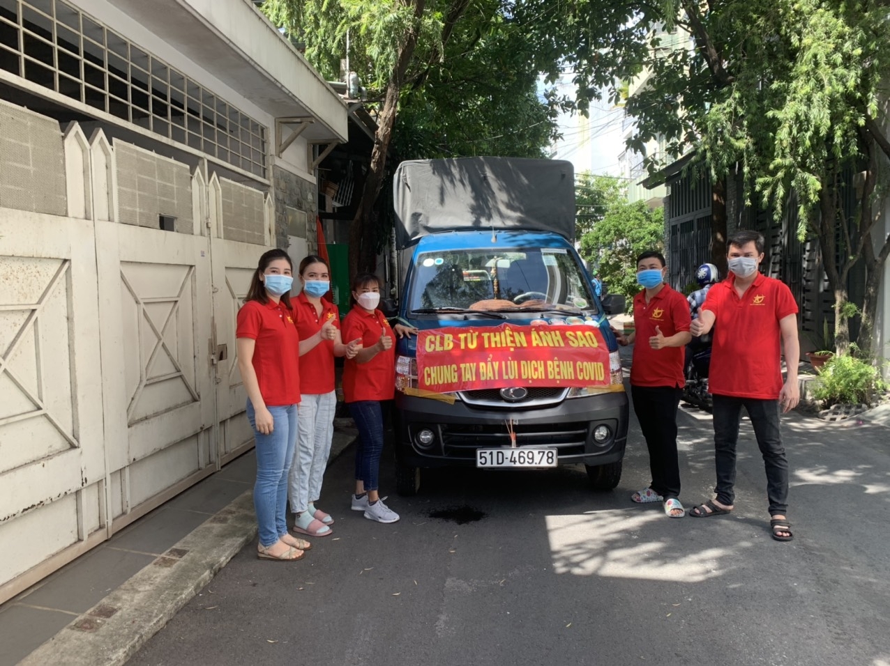 Hàng trăm suất cơm nghĩa tình của nhóm công nhân trao gửi bà con vùng dịch