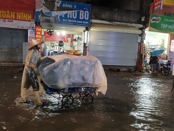 nhieu tuyen pho ngap ung cay lon bat goc sau tran mua dem 318 tai ha noi