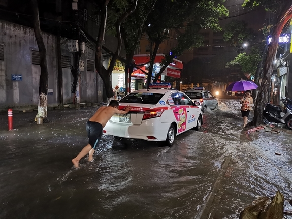 nhieu tuyen pho ngap ung cay lon bat goc sau tran mua dem 318 tai ha noi