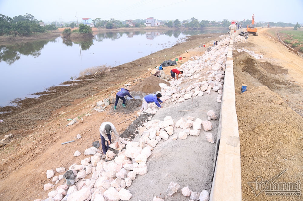 Xây đê bê tông gần 40 tỷ và nỗi lo ngập lụt ở Chương Mỹ xay de be tong gan 40 ty va noi lo ngap lut o chuong my