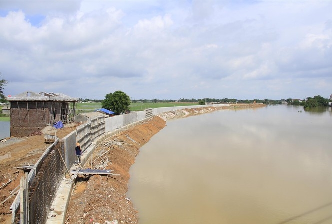 Xây đê bê tông gần 40 tỷ và nỗi lo ngập lụt ở Chương Mỹ xay de be tong gan 40 ty va noi lo ngap lut o chuong my