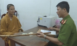 lanh gay canh tuong nguoi phu nu lon tuoi chan dau o to de ban ve so