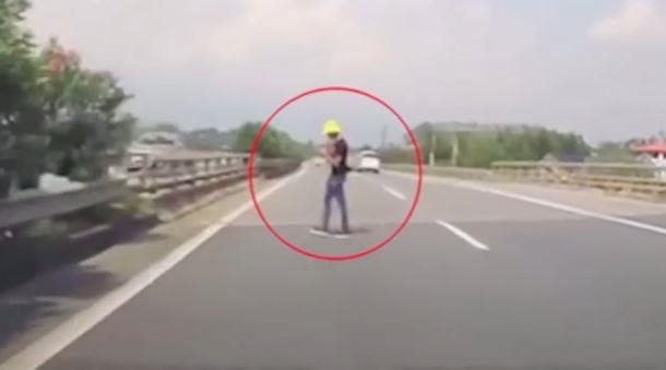 “Thót tim” cảnh tượng nam thanh niên liều mạng đứng giữa cao tốc sử dụng điện thoại thot tim canh tuong nam thanh nien lieu mang dung giua cao toc su dung dien thoai
