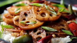 khoanh khac than chet ngu quen khi nguoi dan ong dung do banh xe tai