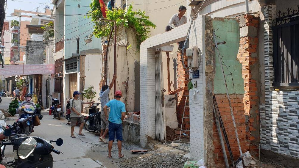 Tự đập nhà để mở rộng hẻm: Chuyện lạ có thật ở thành phố Hồ Chí Minh
