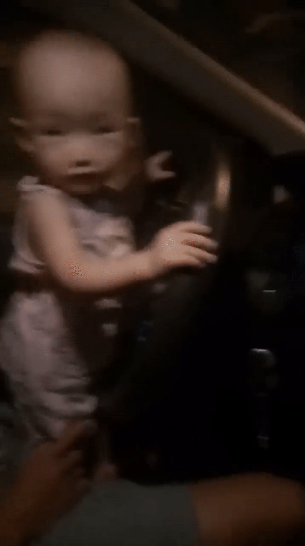 Thót tim nhìn cảnh tượng em bé 2 tuổi cầm vô lăng điều khiển ô tô đi chơi Trung thu