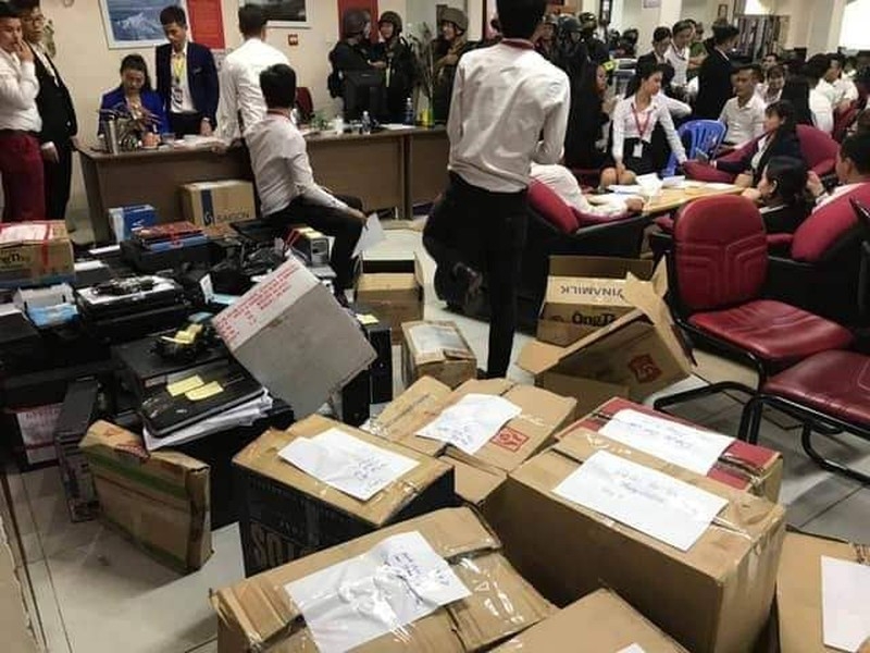 Áp giải anh em CEO Nguyễn Thái Luyện của Công ty Alibaba về nơi tạm giam ap giai anh em ceo nguyen thai luyen cua cong ty alibaba ve noi tam giam