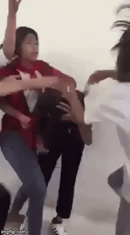 Nữ sinh giật tóc, đánh bạn tới tấp, nhưng nhiều học sinh khác chỉ đứng cười nu sinh giat toc danh ban toi tap nhung nhieu hoc sinh khac chi dung cuoi